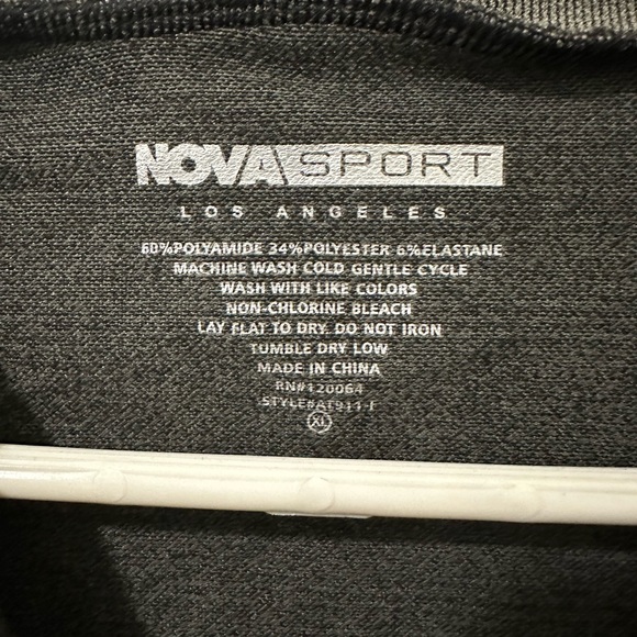 Fashion nova sports women’s top XL long sleeves with a zipper - Picture 2 of 10